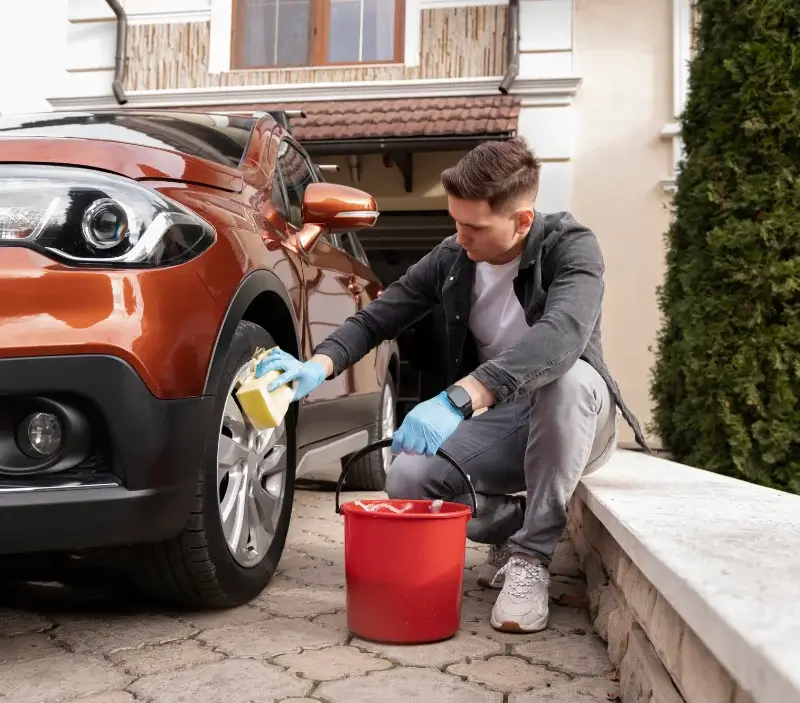 Lavage auto à domicile Serverette : professionnel intervenant sur un véhicule
